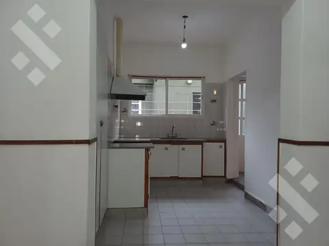 Casa 8 ambientes con 2 baños
