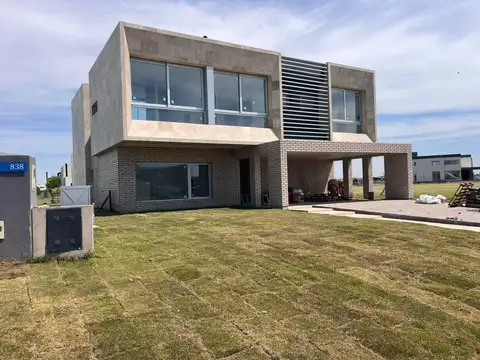 Casa 7 ambientes con 5 baños