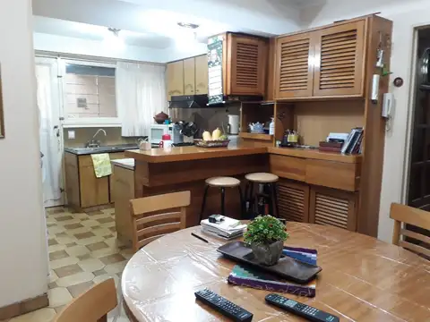 Casa 6 ambientes con 2 baños