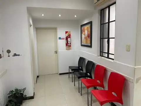 Amplio local con 3 dependencias, recepción, baño, patio.