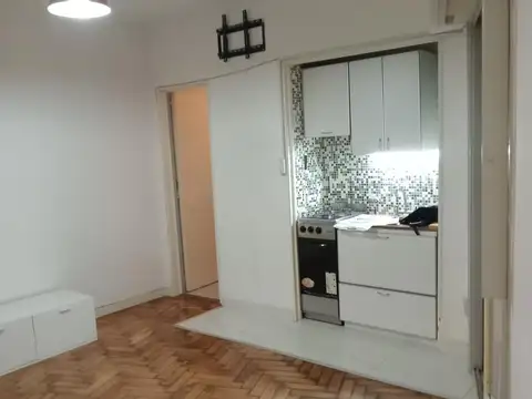 Monoambiente luminoso frente al Parque Chacabuco – excelente ubicación.