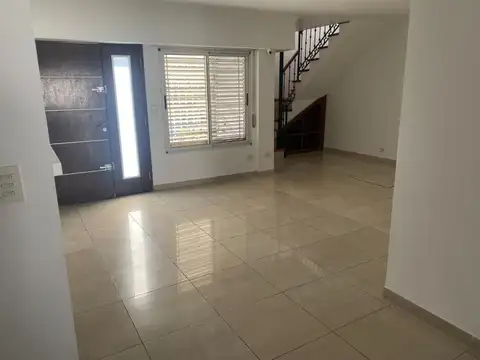 Casa 8 ambientes con 2 baños