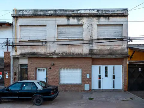 VENTA - 2 casas con cochera sobre Ruta 9. Roldán