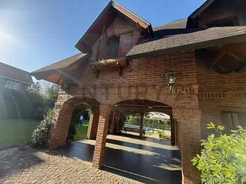 Casa en Venta con 4 cocheras