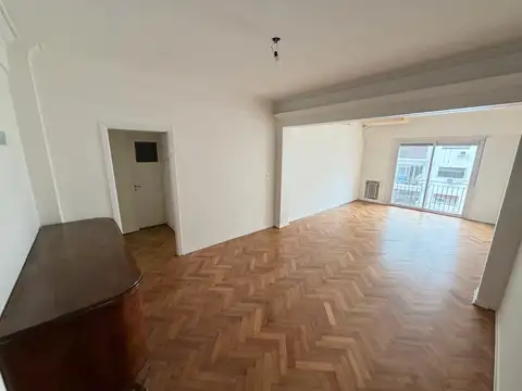 Increíble 4 ambientes con dependencia reciclado en edificio de Categoría.