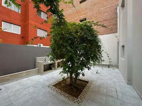 Casa de pasillo único con 3 dormitorios, patio y terraza a estrenar