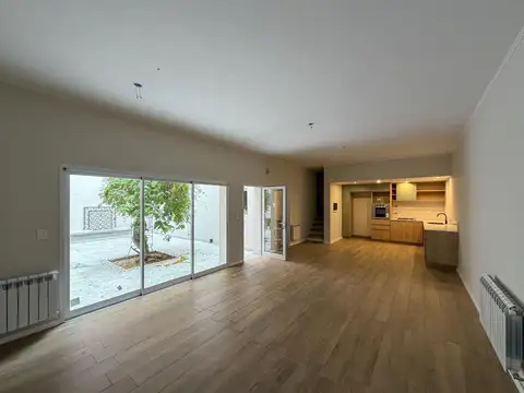 Casa de pasillo único con 3 dormitorios, patio y terraza a estrenar