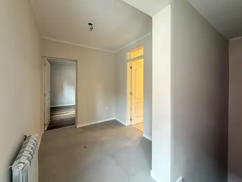 Casa de pasillo único con 3 dormitorios, patio y terraza a estrenar