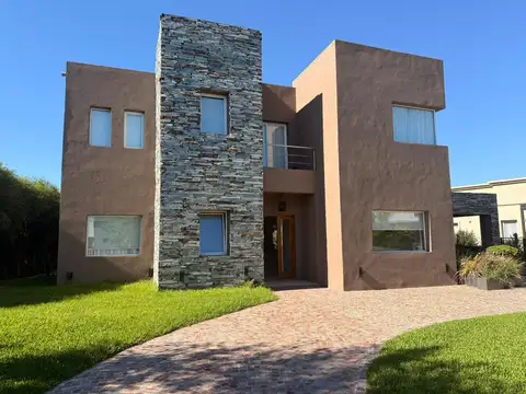 Casa Moderna en Haras Santa Maria 3 dorm Pileta climatizada