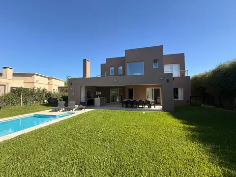 Casa en Venta con 6 cocheras