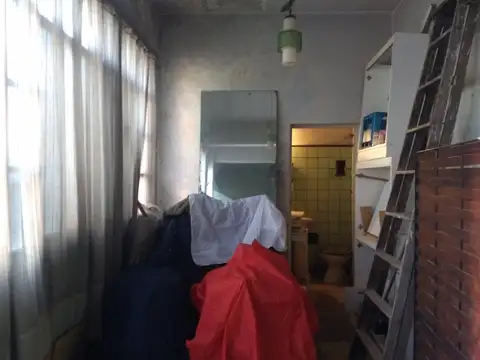   IDEAL INVERSOR   AMPLIA VIVIENDA CON JARDÍN y  2 LOCALES SOBRE AVENIDA VELEZ SARSFIELD