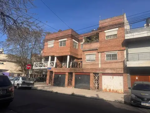 Tríplex 4 amb. con terraza y 2 cocheras