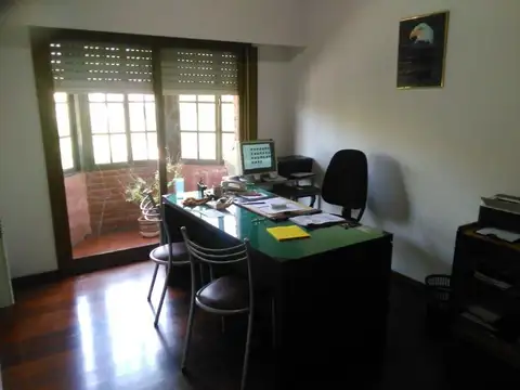 CASA CINCO AMBIENTES CON GARAJE Y AMPLIO GALPÓN CON ENTRADA INDEPENDIENTE