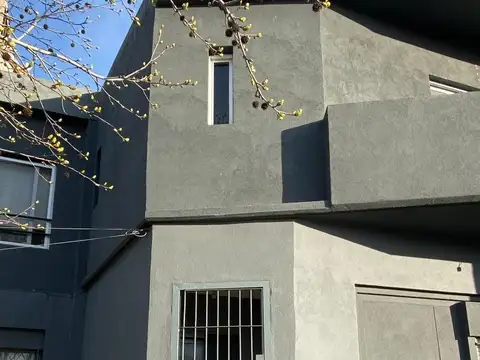 DEPARTAMENTO 1 AMB.Y 1/2 1º PISO AL FRENTE CON BALCON