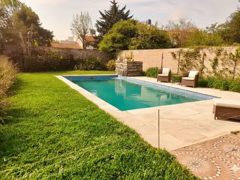 Tu refugio ideal: casa c/parque, quincho y pileta!