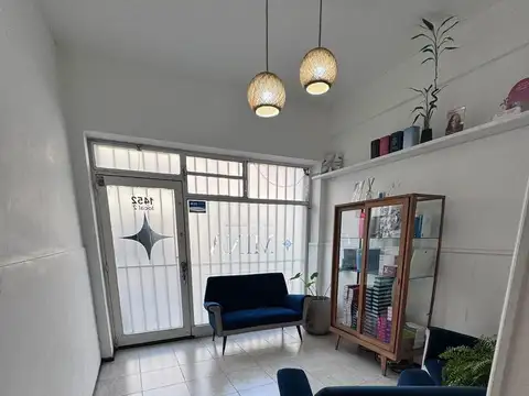 Local en barrio Martin, con privados.