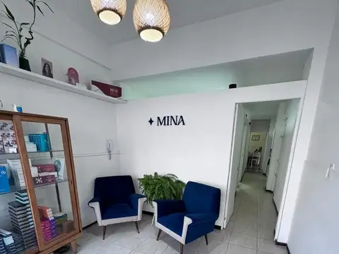 Local en barrio Martin, con privados.