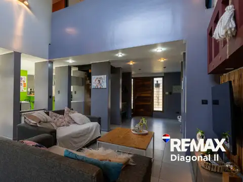 Casa en Venta con 2 cocheras