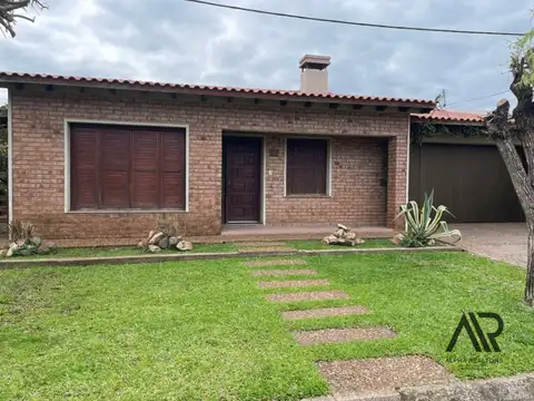 Venta De Casa 3 Dormitorios Y Patio En Barrio Zorrilla, Artigas.
