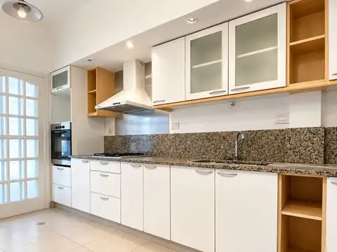 Casa 8 ambientes con 3 baños