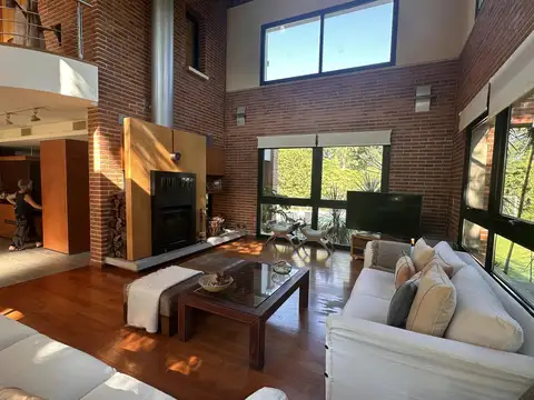 Casa 5 ambientes con 4 baños