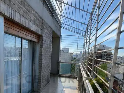 VENTA - Dúplex de categoría de 5 amb con terraza y parrilla - Flores