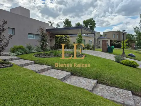 Casa en Venta con 4 cocheras
