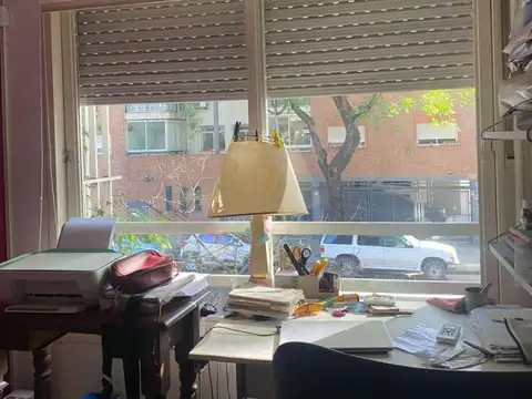 Departamento con 4 ambientes al frente, con balcon y patio.