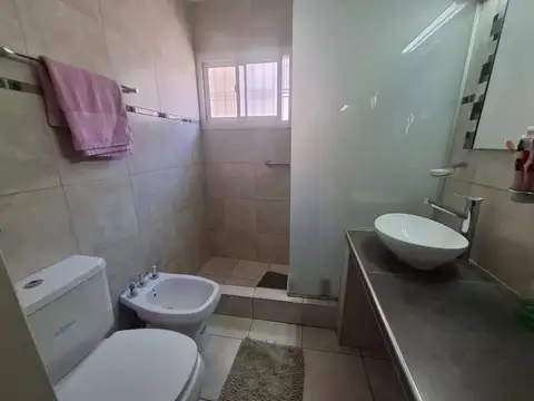 Casa 8 ambientes con 3 baños