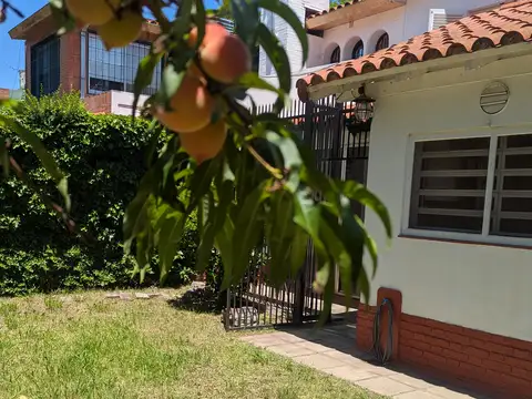 IMPORTANTE  CASA  tipo CHALET 4 AMB GARAGE PARQUE JARDIN B°Parque C. Saavedra