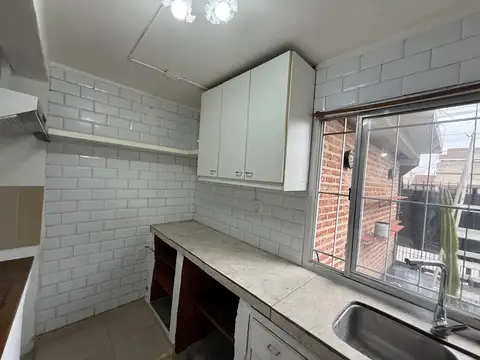 CASA PH AL FRENTE SOBRE CALLE CAPDEVILLA  A METROS DE ALVEAR 2 AMBIENTES CON COHERA  MUY BUENIO HASTA 2 PERSONAS
