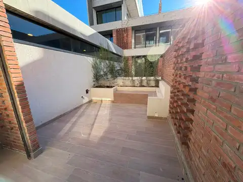MONOAMBIENTE EN VENTA - PATIO Y COCHERA PICHINCHA