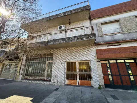 CASA CON LOCAL COCHERA JARDÍN Y PILETA