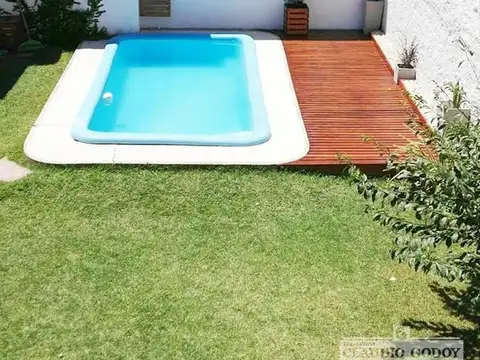 Casa Chalet 5 ambientes con parque y pileta garaje apta crédito - Castelar