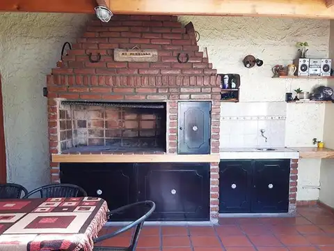 Casa Chalet 5 ambientes con parque y pileta garaje apta crédito - Castelar