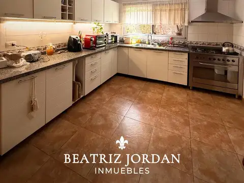 Casa en Venta con 3 cocheras