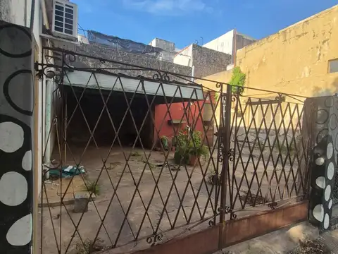IMPORTANTE ESQUINA CON VIVIENDAS Y LOCAL-3 DE FEBRERO Y CAFFERATA CASI CASEROS CENTRO