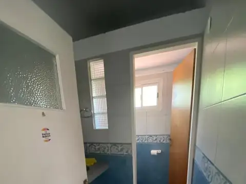 Oficina 7 ambientes con 2 baños