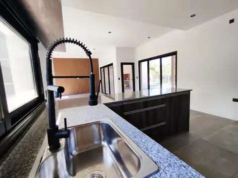 Casa en Venta con 4 cocheras