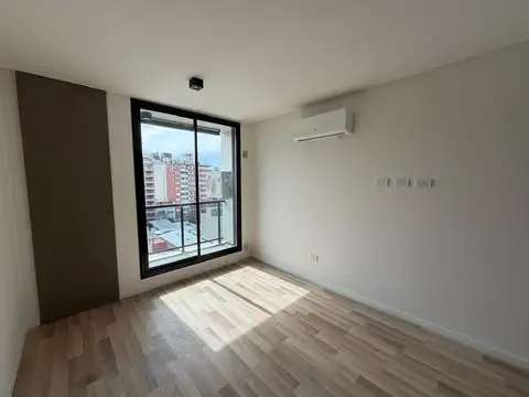 3 De Febrero 1400, Piso 8°
