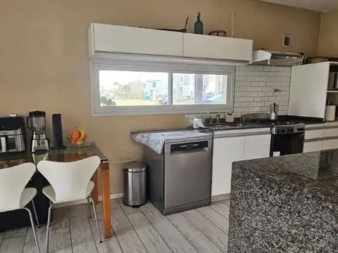 Casa 4 ambientes con 2 baños
