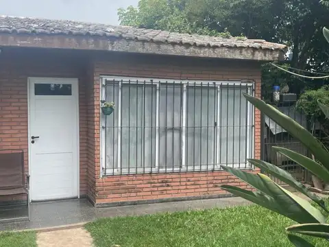 Casa en venta - 2 Dormitorios 1 Baño - Los Hornos