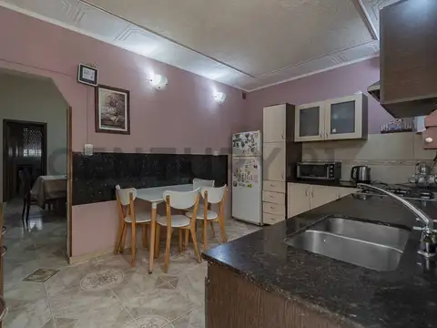 APTO PERMUTA - VENTA CASA LOTE PROPIO CON JARDIN Y COCHERA - FLORES