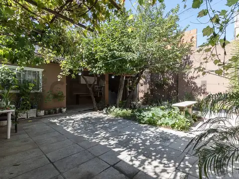 APTO PERMUTA - VENTA CASA LOTE PROPIO CON JARDIN Y COCHERA - FLORES