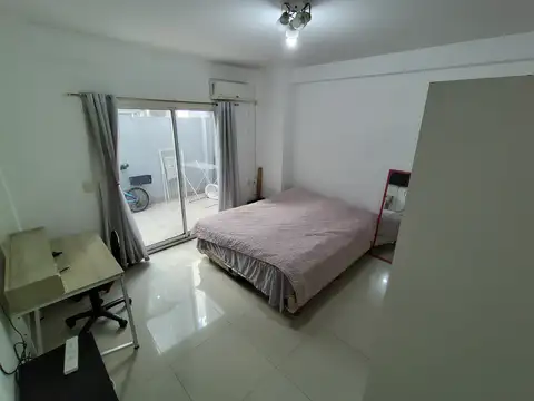 Paraguay y Junín. Amplio Monoambiente con Patio. Equipado.