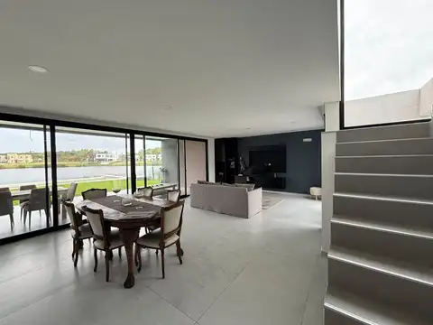 Casa 4 ambientes con 4 baños