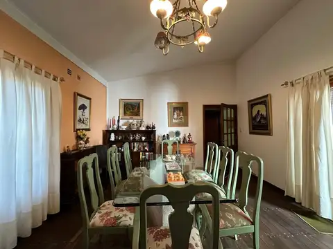 Casa 11 ambientes con 4 baños