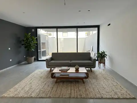 Casa en Venta con 2 cocheras