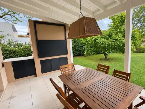 Casa en Alquiler con 2 cocheras