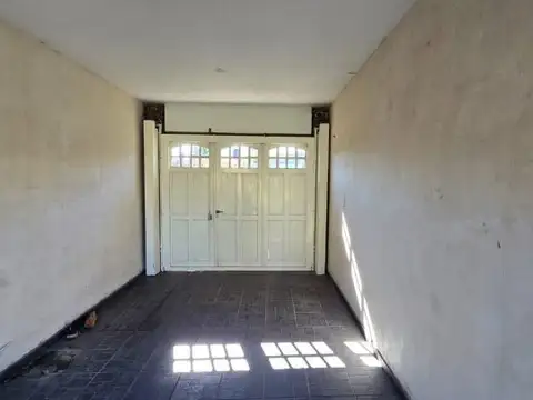 VENTA CASA 4 AMB CON COCHERA, JARDIN Y PILETA